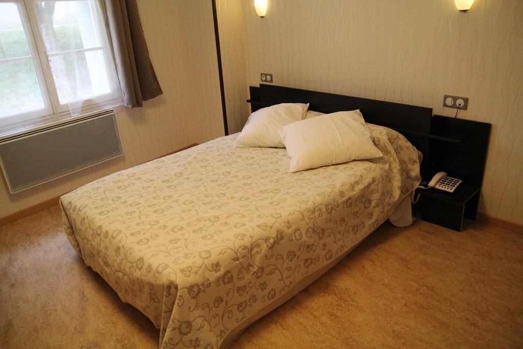 Hotel La Madeleine Saint-Benoît-sur-Loire Habitación foto