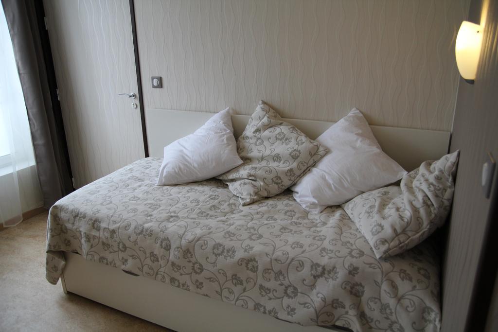 Hotel La Madeleine Saint-Benoît-sur-Loire Habitación foto