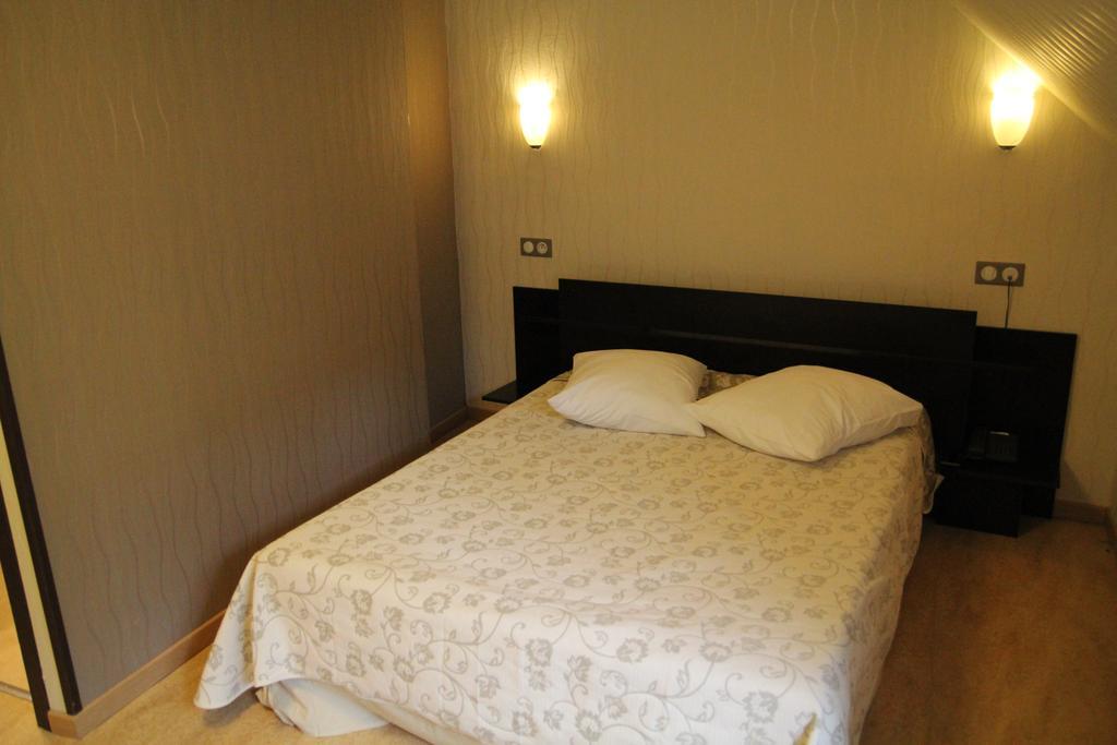 Hotel La Madeleine Saint-Benoît-sur-Loire Habitación foto
