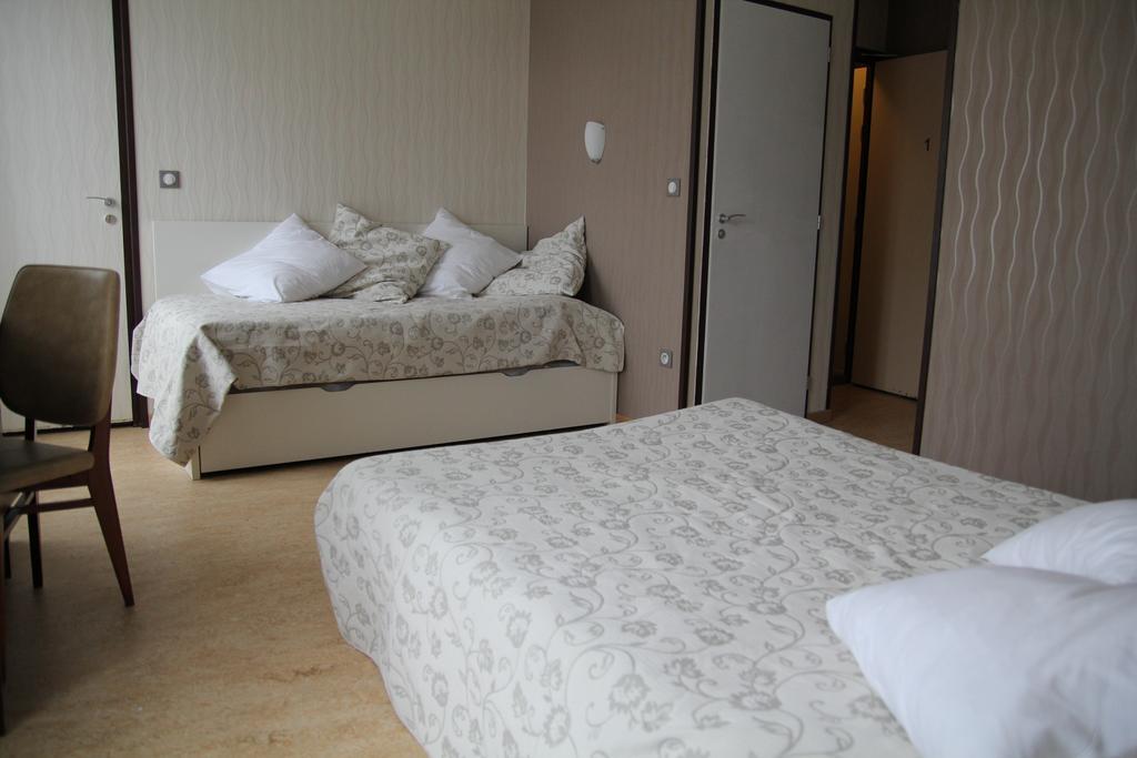 Hotel La Madeleine Saint-Benoît-sur-Loire Habitación foto